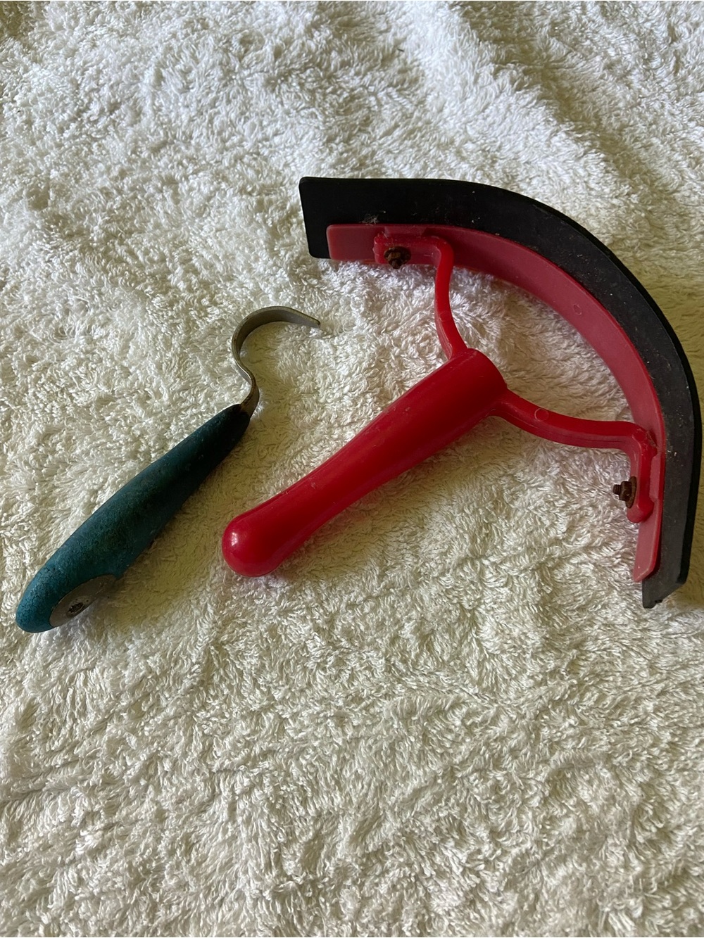 Horse bath rubber squeegee and ergonomic hoof pick